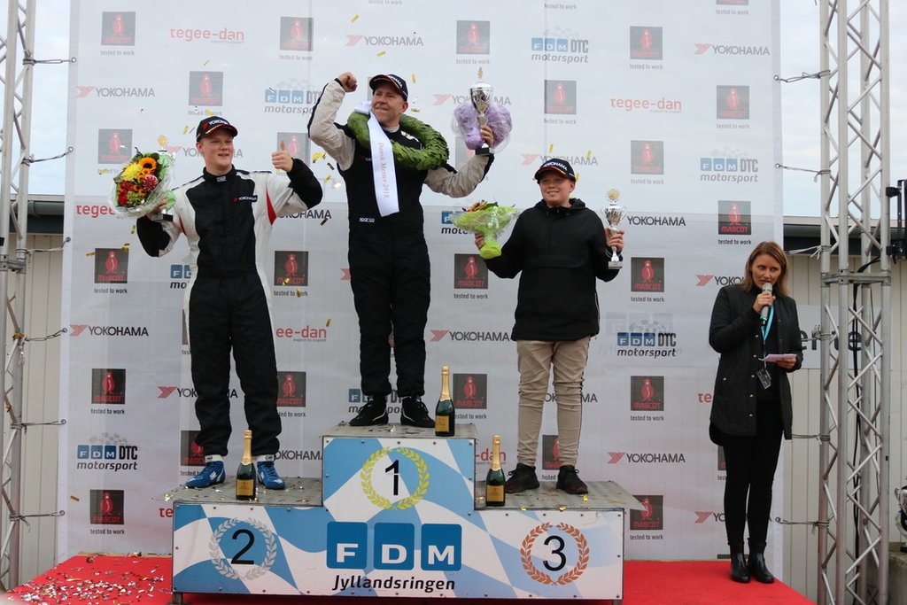Endnu tre glade kørere på podiet. Henrik Eilertsen tog titlen som Rookiemester 2018 foran debutant Anders Straarup på 2. pladsen og Lucas Sommerlund på 3. pladsen
(Foto: Agnes Straarup)